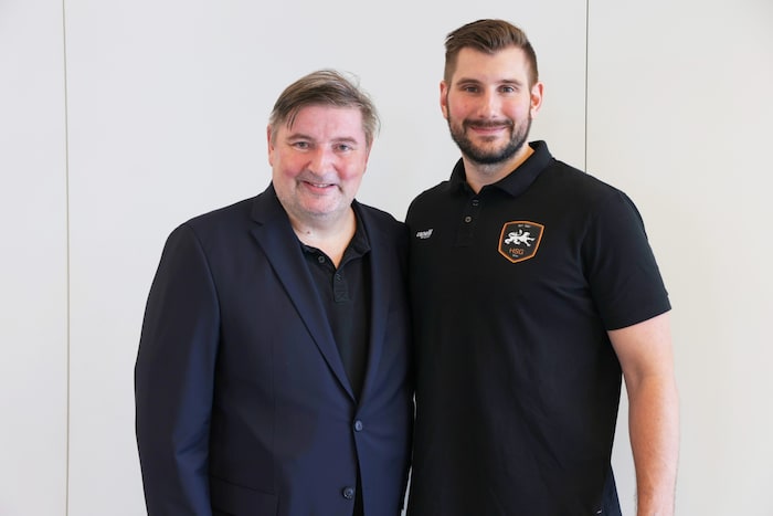 HSG chairman Michi picked up his son Lukas Schweighofer from the airport in Ljubljana. In the end, the pivot did not make the final World Cup squad.