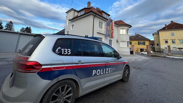 Police car in front of the FPÖ party headquarters in Klagenfurt (Bild: Evelyn Hronek)