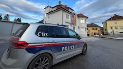 Polizeiauto vor der FPÖ-Parteizentrale in Klagenfurt (Bild: Evelyn Hronek)