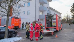 Die Berufsfeuerwehr am Einsatzort in der Siemensstraße (Bild: Horst Einöder/Flashpictures)