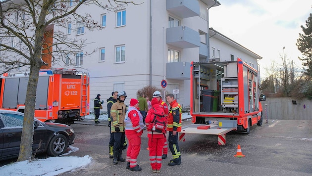 Die Berufsfeuerwehr am Einsatzort in der Siemensstraße (Bild: Horst Einöder/Flashpictures)