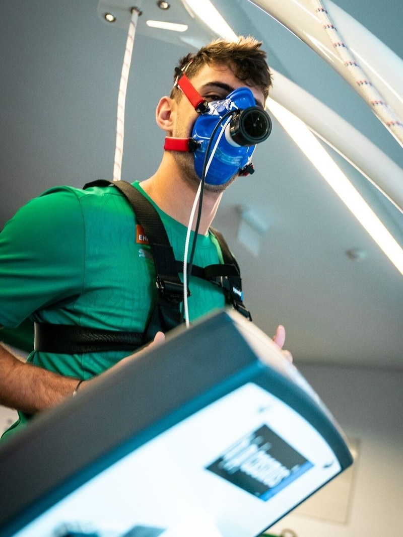 Goalie Hedl mit Atemmaske beim Fitnesscheck. (Bild: Red Ring Shots)