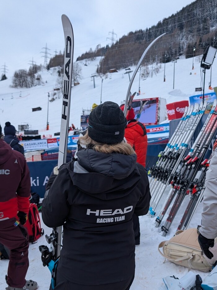 Der Rennski von Egger war nach dem Abflug schrottreif, wurde von Head-Lady Verena Fink in ...