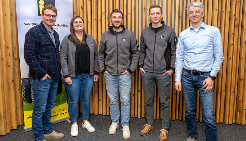 The two iDM Managing Directors Thomas Pletzer (left) and Christoph Bacher (right) congratulated the three fresh graduates Elena Rainer, Florian Eder and Florian Huber (from left) (Bild: iDM)