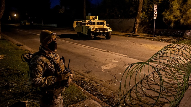 Some of the night-time curfews are being monitored by members of the National Guard. (Bild: APA/Getty Images via AFP/GETTY IMAGES/Apu Gomes)