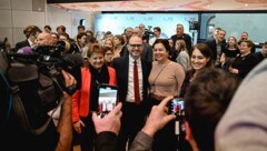 Die Freude bei Dietmar Prammer (SPÖ, Mitte) und seinem Team war nach der ersten Hochrechnung groß. (Bild: Wenzel Markus/Markus Wenzel)