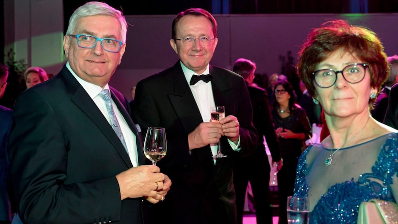 Former boss of the Association of Municipalities Alfred Riedl with his wife Silvia and city boss Stadler enjoyed the ball night. (Bild: Molnar Attila/Attila Molnar)