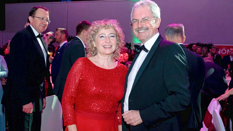 The third president of the state parliament, Eva Prischl, with Karl Wilfing, president of the state parliament, on the dance floor. (Bild: Molnar Attila/Attila Molnar)