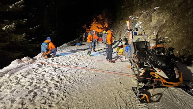 When the rescue was already in full swing, another sledder came off the track. (Bild: Bergrettung Mittersill)