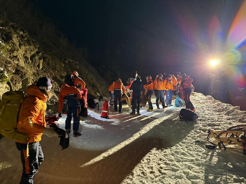 On Saturday evening, two tobogganists came off the prepared track at the Wildkogel toboggan run in Bramberg. (Bild: Bergrettung Mittersill)