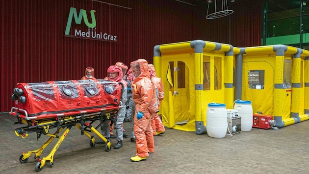 Colorful props for a gloomy scenario: "bio-bag" and decontamination station (Bild: Jürgen Fuchs)