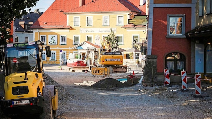 Im Zentrum von Straßwachen wurde bereits wild gegraben – Abschluss ist im Sommer 2025.