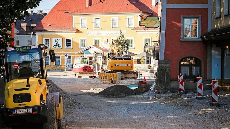 Im Zentrum von Straßwachen wurde bereits wild gegraben – Abschluss ist im Sommer 2025. (Bild: Scharinger Daniel)