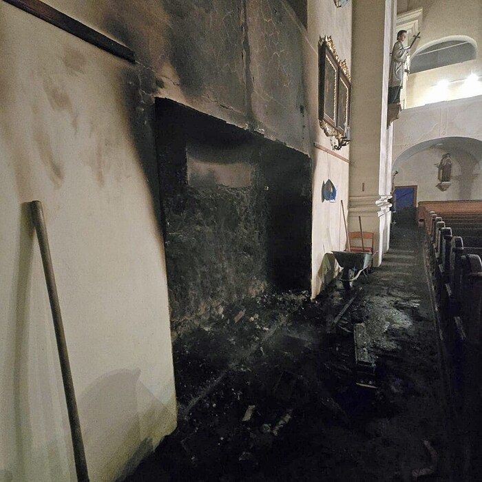 Der ausgebrannte Beichtstuhl.