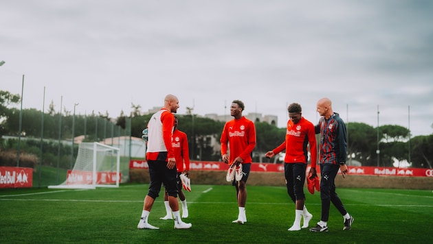 The Bulls around coach Letsch (right) are having a good time in Albufeira. (Bild: FC Red Bull Salzburg)