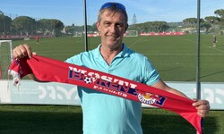 Manfred Auer ist als einziger Bullen-Fan in Portugal.