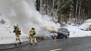 Die Feuerwehr konnte nicht verhindern, dass das Auto völlig ausbrannte. (Bild: ZOOM Tirol/zoom.tirol)