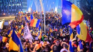 Zehntausende Rumänen gingen in Bukarest für Calin Georgescu auf die Straße.