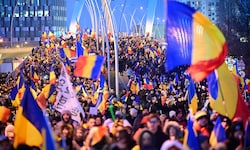 Zehntausende Rumänen gingen in Bukarest für Calin Georgescu auf die Straße.