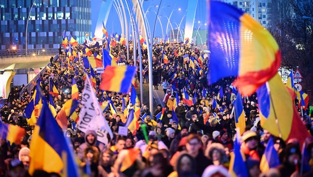 Zehntausende Rumänen gingen in Bukarest für Calin Georgescu auf die Straße. (Bild: AFP)