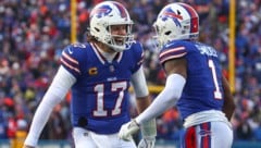 Bills quarterback Josh Allen celebrates with his receiver Curtis Samuel ... (Bild: AP)