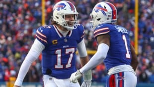 Bills-Quarterback Josh Allen jubelt mit seinem Receiver Curtis Samuel … (Bild: AP)