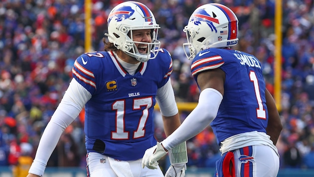 Bills quarterback Josh Allen celebrates with his receiver Curtis Samuel ... (Bild: AP)