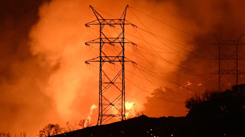 Flammenhölle im Stadtteil Pacific Palisades (Bild: AFP/Patrick T. Fallon)