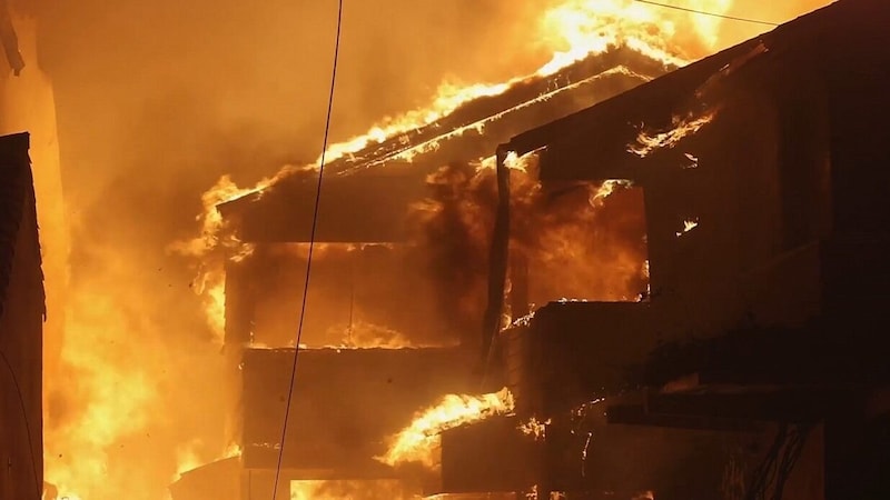 Die Waldbrände haben Tausende von Häusern zerstört und ganze Stadtviertel in Schutt und Asche gelegt. (Bild: kameraOne (Screenshot))