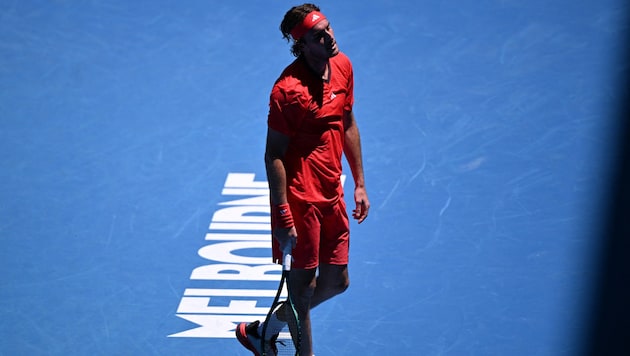 Stefanos Tsitsipas muss früh die Koffer packen. (Bild: AFP/APA/WILLIAM WEST)