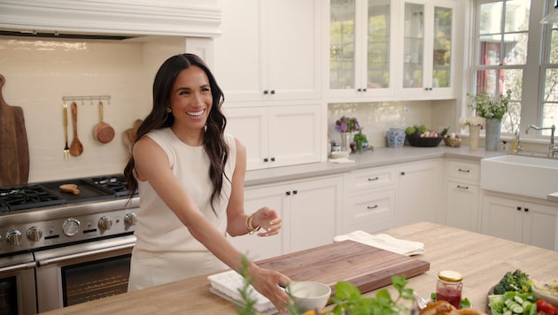 In "With Love, Meghan", Prince Harry's wife cooks and decorates to her heart's content with friends and acquaintances. (Bild: © 2024 Netflix, Inc.)