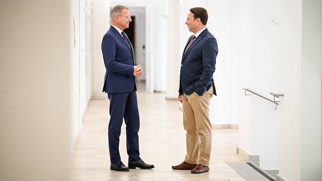 Partner in der oö. Landesregierung, aber auch politische Kontrahenten: Landeshauptmann Thomas Stelzer (li.) und sein Vize Manfred Haimbuchner. (Bild: Wenzel Markus/Markus Wenzel)