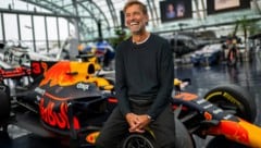 Jürgen Klopp lächelt im Hangar 7 seinem neuen Job bei Red Bull entgegen. (Bild: Joerg Mitter / Red Bull Content Pool)