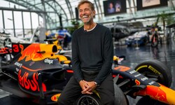 Jürgen Klopp lächelt im Hangar 7 seinem neuen Job bei Red Bull entgegen.