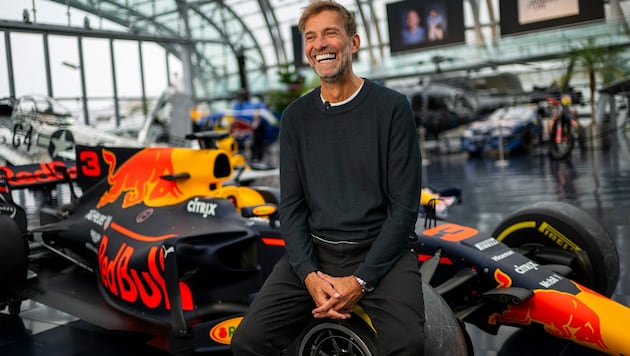 Jürgen Klopp lächelt im Hangar 7 seinem neuen Job bei Red Bull entgegen. (Bild: Joerg Mitter / Red Bull Content Pool)