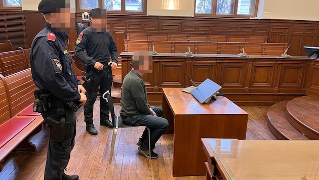 The defendant at Ried/Innkreis Regional Court (Bild: Daniel Scharinger, Krone KREATIV)