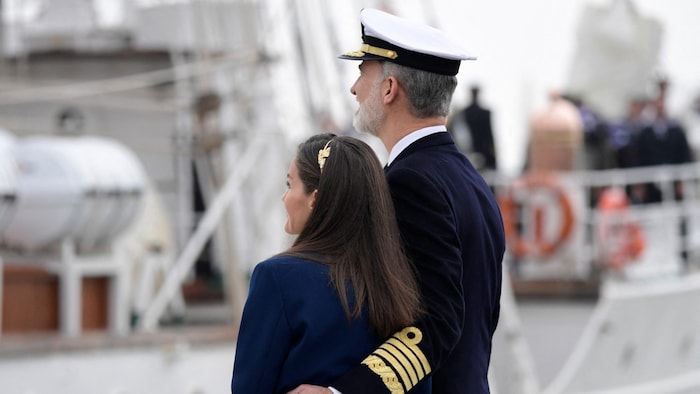 König Felipe hält seine Frau nach dem emotionalen Abschied ganz fest.
