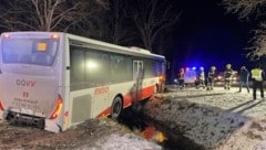 Der Linienbus blieb nach rund 100 Meter über einem Bach hängen (Bild: FF Scharnstein)