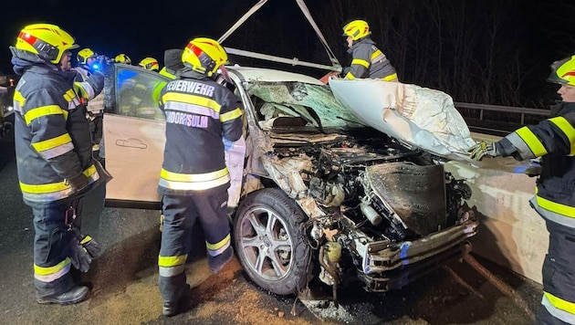 Ein Fahrzeug war schwer beschädigt. (Bild: FF Obergralla)