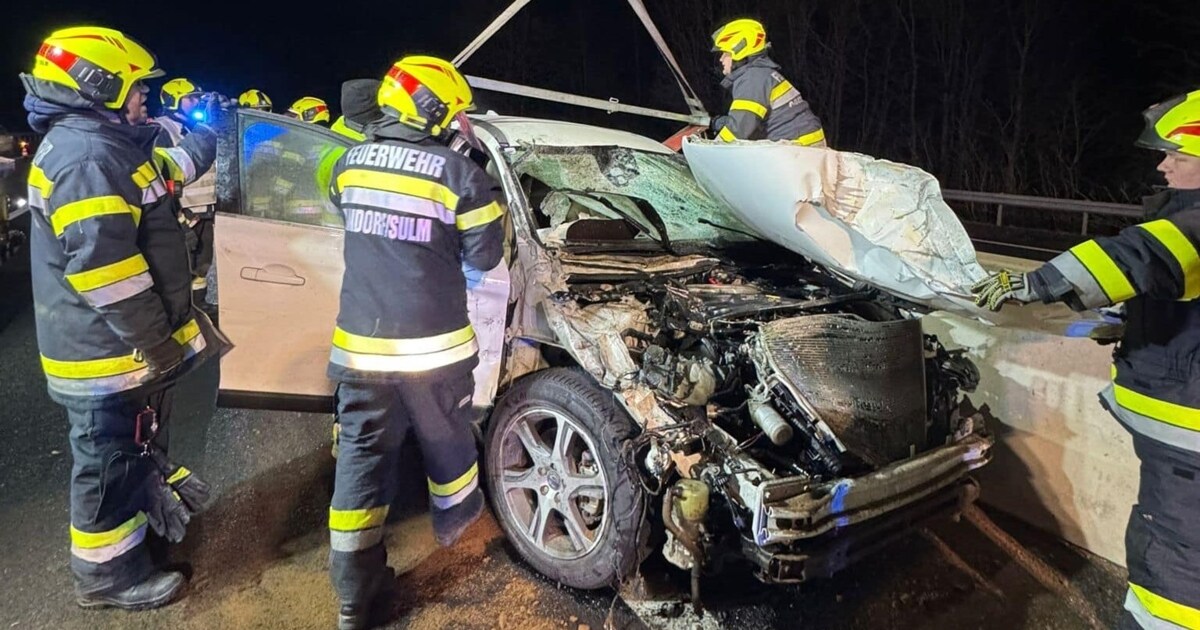 Passenger injured - Drunk driver crashes into truck on highway | krone.at