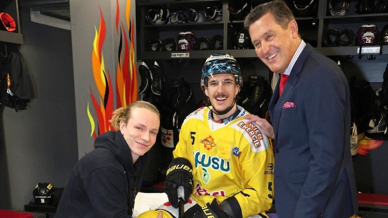 Heilmasseur Pascal Bayer, Eishockeycrack Dominic Hackl mit Stadtrat Peter Hanke (SPÖ) in der Kabine. (Bild: Bissuti Kristian/Kristian BISSUTI)