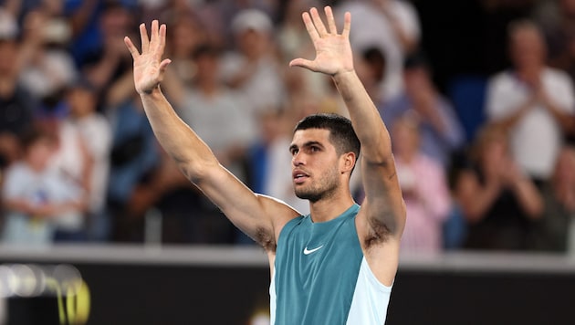 Carlos Alcaraz is through to the second round of the Australian Open. (Bild: AFP/APA/Martin KEEP)