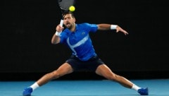 Novak Djokovic steht in Melbourne in Runde zwei. (Bild: Copyright 2025 The Associated Press. All rights reserved)