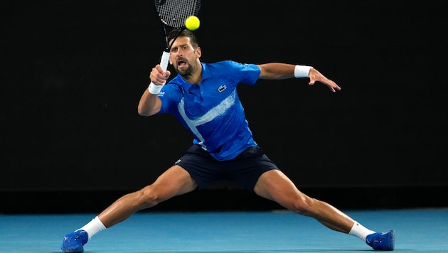 Novak Djokovic steht in Melbourne in Runde zwei. (Bild: Copyright 2025 The Associated Press. All rights reserved)