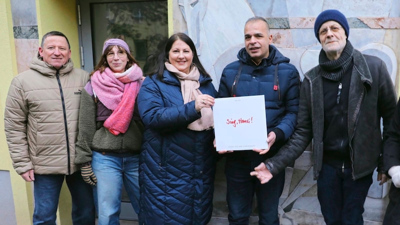 Jener Mieter, der heute in Langs früherer Wohnung wohnt (2. von rechts) bekam von  Hansi Langs Bruder Robert, seiner Tochter LIsa, Gaál und Rabitsch ein Exemplar des  Albums. (Bild: Jöchl Martin)