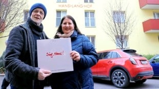 Produzent Thomas Rabitsch und Wohnbaustadträtin Kathrin Gaál präsentierten das posthume Hansi-Lang-Album dort, wo es entstanden ist. (Bild: Jöchl Martin)