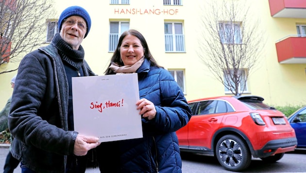 Produzent Thomas Rabitsch und Wohnbaustadträtin Kathrin Gaál präsentierten das posthume Hansi-Lang-Album dort, wo es entstanden ist. (Bild: Jöchl Martin)