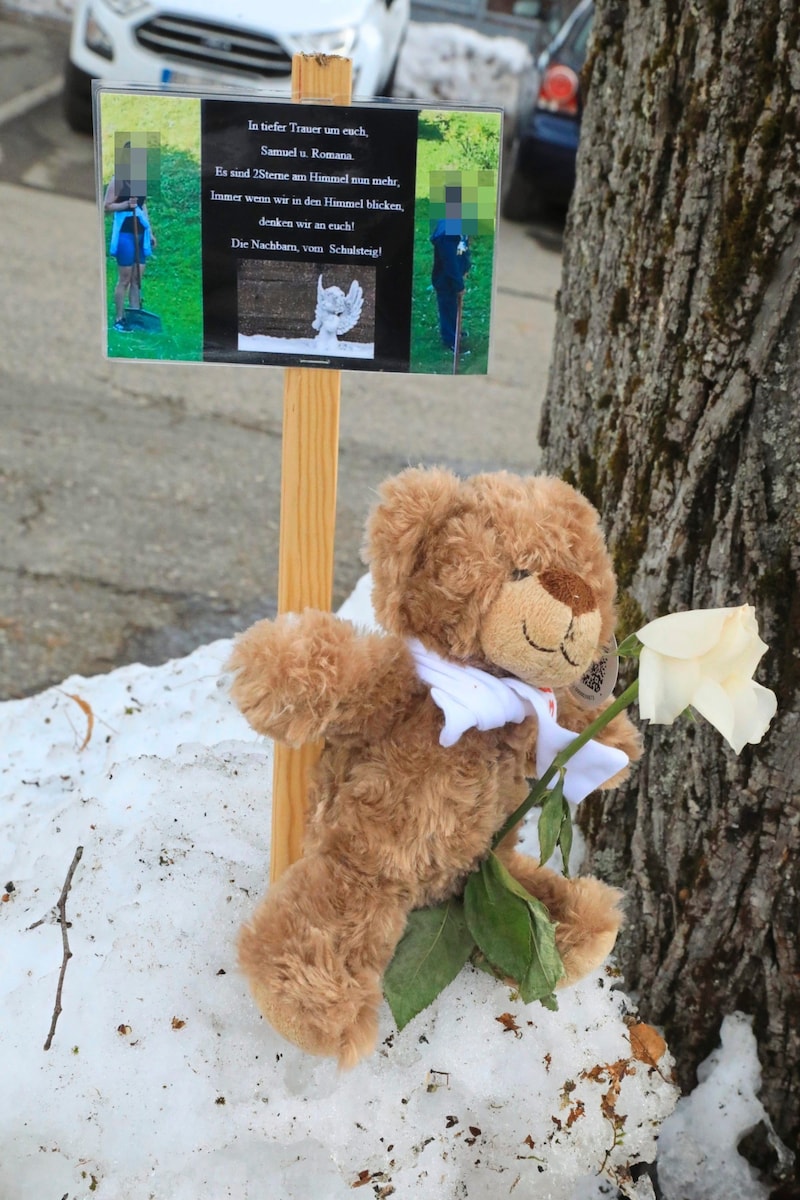 The crime scene in Villach: Friends of the victims mourned Samuel and his mother Ramona there. (Bild: Rojsek-Wiedergut Uta)