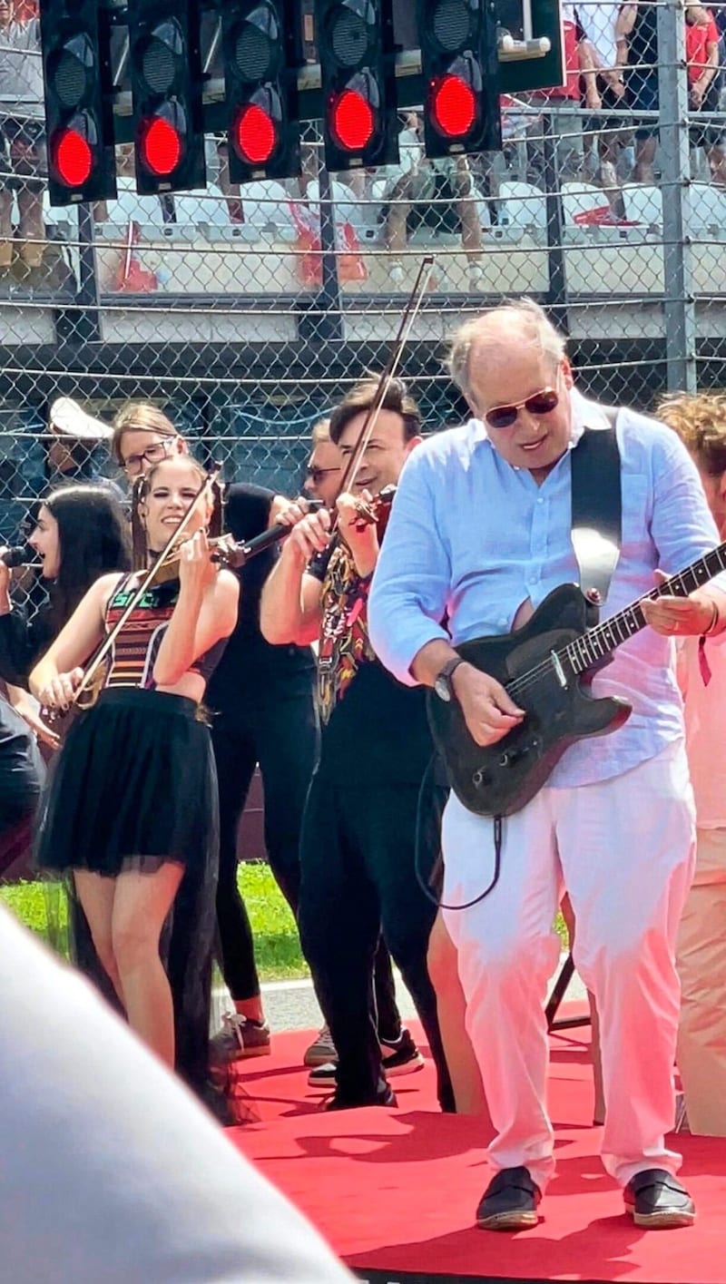 Discovery at Formula 1: Nina Sofie (left) performing with Hans Zimmer at the Red Bull Ring in Spielberg. (Bild: Privat)