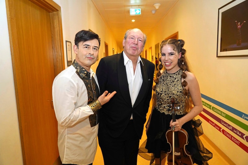 Backstage at the Dubai Opera: Alexsey Igudesman with Hans Zimmer and Nina Sofie. (Bild: viktor andriichenko)